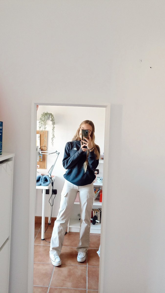_sofieta_'s tweet photo. y lo bonitos que son los pantalones que https://t.co/atLZvIKwyv