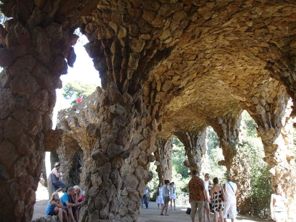 skymanuelima's tweet image. #ParqueGüell é 1 grande parque urbano c elementos arquitetónicos, c vista sobre a cidade de #Barcelona e o Mar Mediterrâneo. Estava destinado a ser 1 condomínio, foi concebido pelo arquiteto #AntoniGaudí, expoente máximo do modernismo catalão, p encomenda de Eusebi Güell. #Spain
