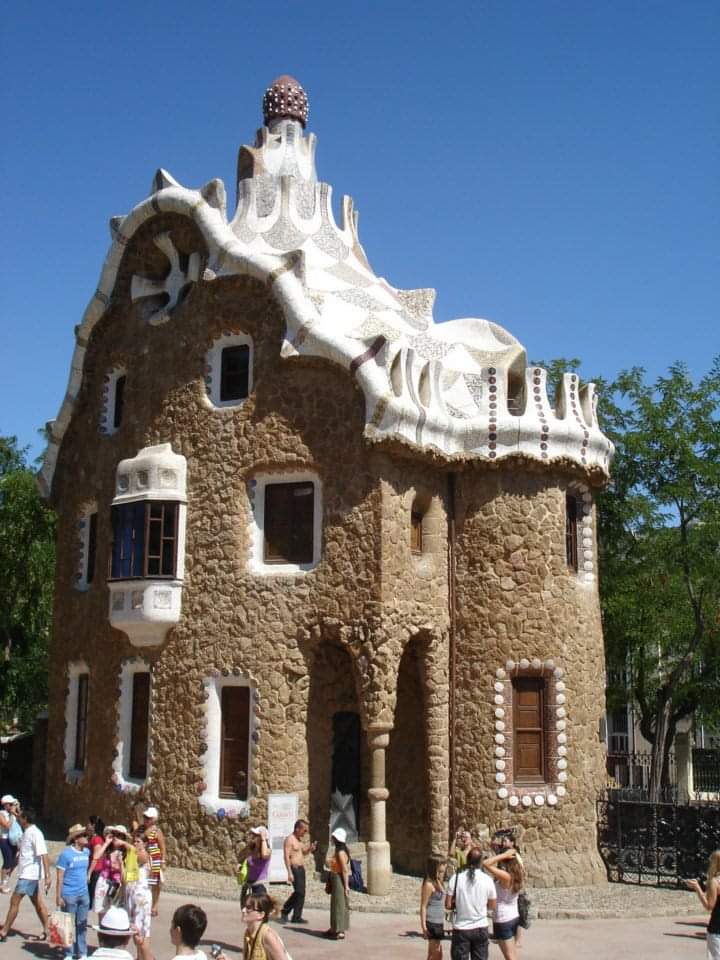 skymanuelima's tweet image. #ParqueGüell é 1 grande parque urbano c elementos arquitetónicos, c vista sobre a cidade de #Barcelona e o Mar Mediterrâneo. Estava destinado a ser 1 condomínio, foi concebido pelo arquiteto #AntoniGaudí, expoente máximo do modernismo catalão, p encomenda de Eusebi Güell. #Spain