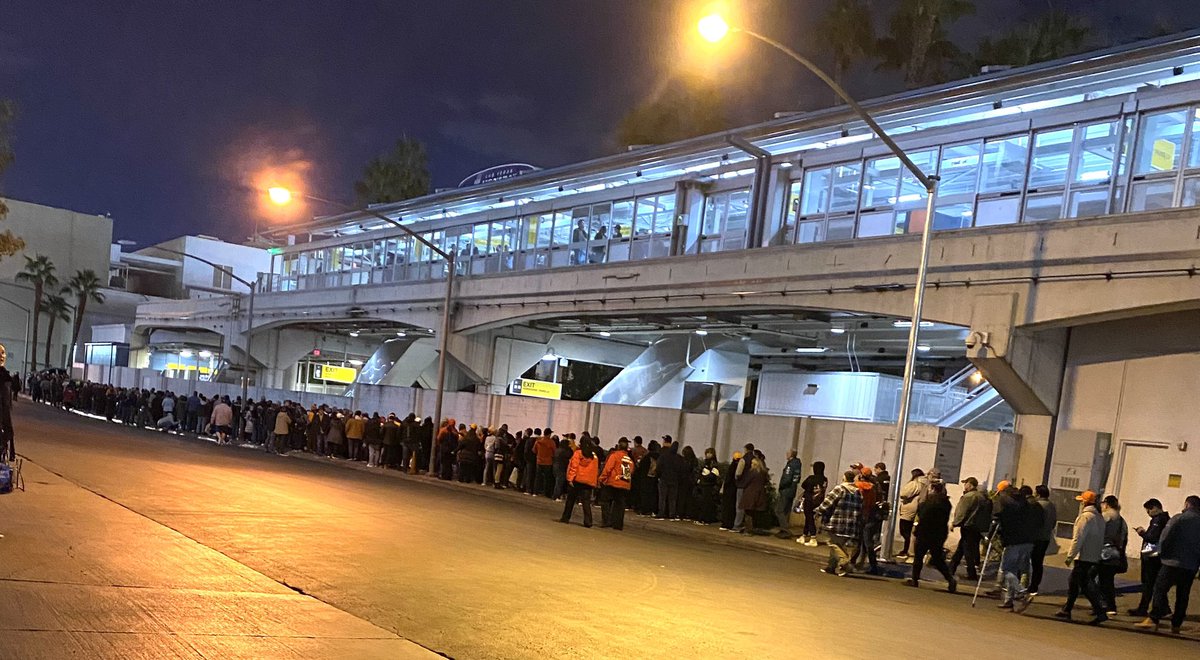Colleens_Life's tweet image. I’ve never seen the monorail line like this before. About 1:30am. And it’s even longer than this pic. (that’s what she said 🤓)
#WTF1 #F1
