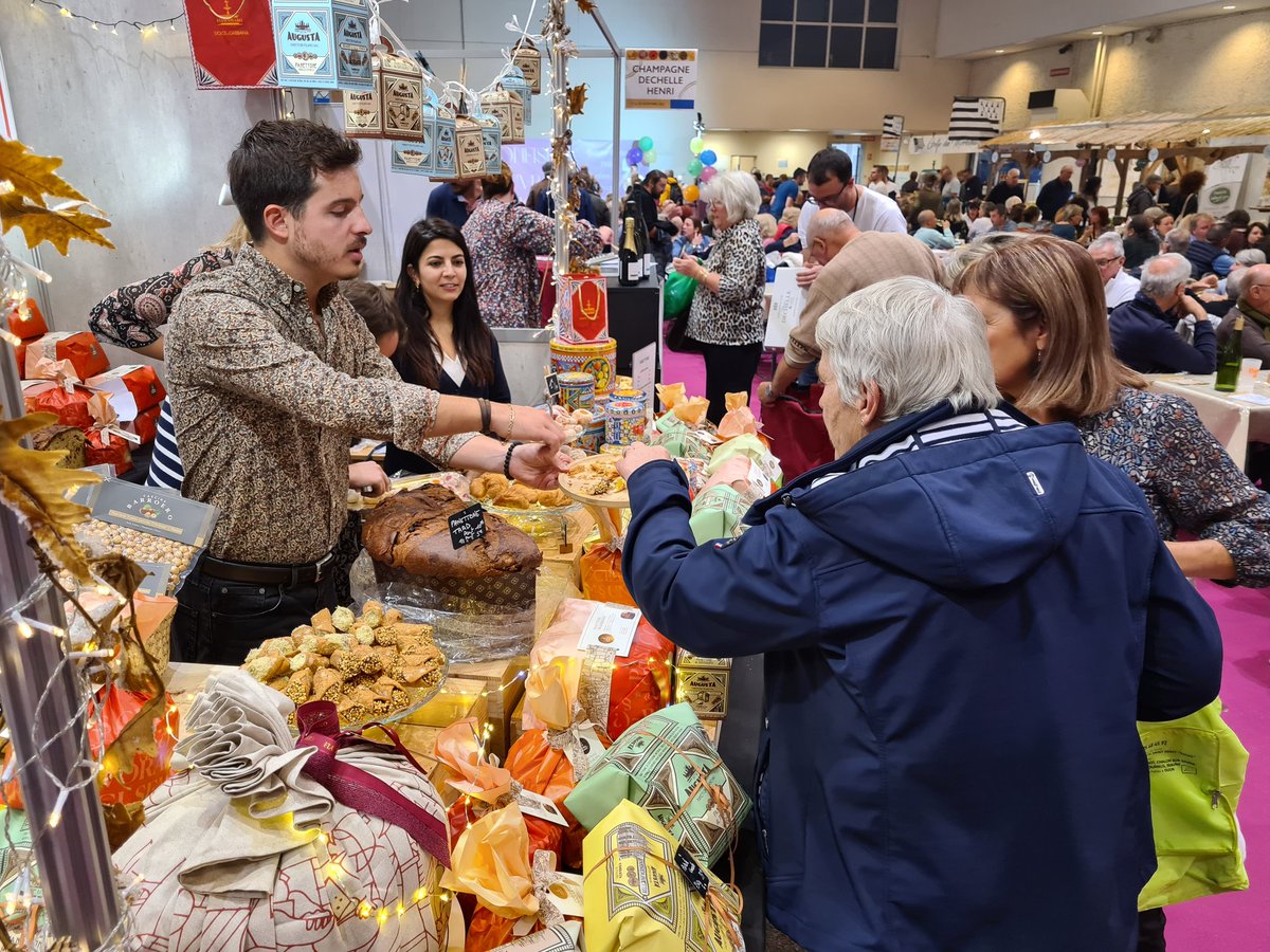 JBozon's tweet photo. Beau démarrage pour le Marché des plaisirs gourmands de @VilleDeMacon avec +20% de fréquentation pour la première journée vendredi. 
Plus de 100 exposants sont réunis au parc des expositions jusqu'à lundi. https://t.co/rvi2yGtq3E