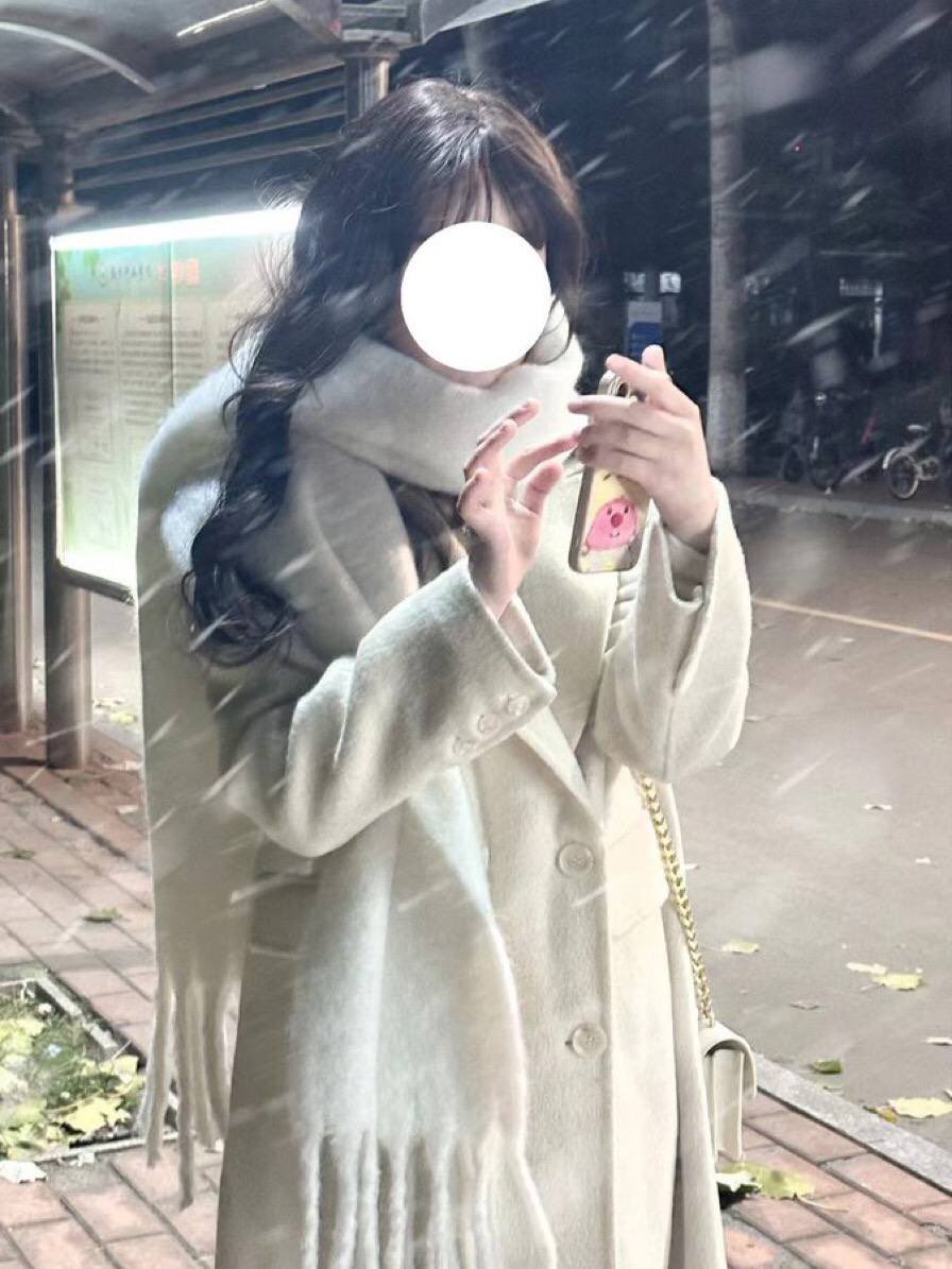 xiaqian432's tweet photo. "天气越冷，我美丽的外表就像积雪般沉寂了。但是，内在的温暖和善良却比阳光还要耀眼。冷天，更需要我们用温暖去照亮彼此的心灵。 https://t.co/lylMAUFlLe