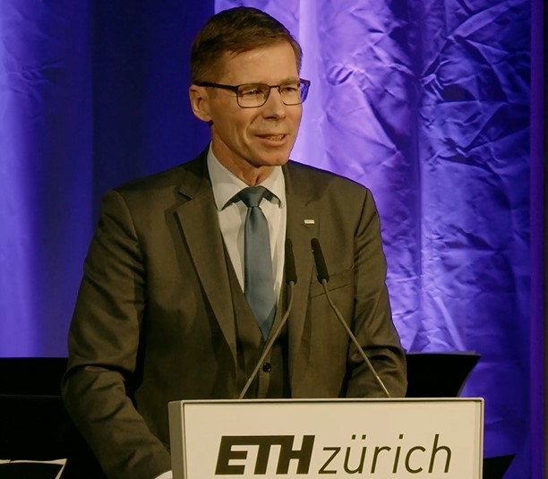 ETH_en's tweet photo. In his speech at the ETH Day, ETH Zurich president @Joel_Mesot talks about how in today's world with its numerous crises, universities are faced with the question of how they can help society to become more resilient.
#ETHTag https://t.co/J0iU1wNAlc