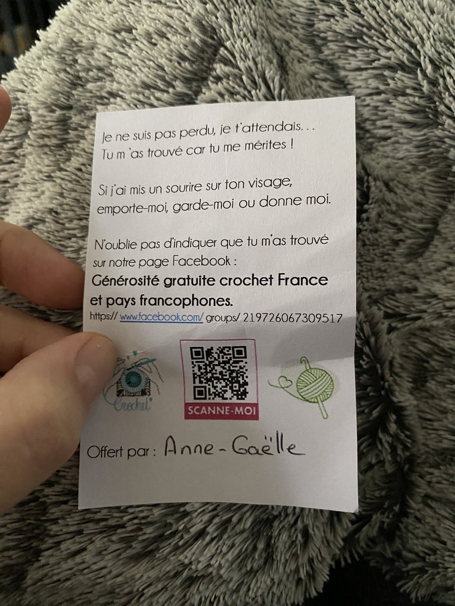 Bidibulina's tweet photo. Une dame m’a donné ça sur le parking de Leclerc en me précisant bien que je ne lui devais rien. J’ai découvert ce groupe, je trouve la démarche mignonne. https://t.co/zATbnGa3cP