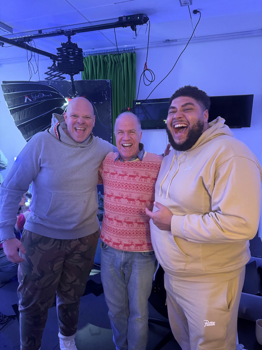 orlandomurrin's tweet photo. Recording Christmas podcasts yesterday and LITERALLY dwarfed by the talents of @ChefTomKerridge and @ItsBigZuu. Joined by the wondrous @MallikaBasu_ for pigs in blankets glazed with chilli jam. Season starts Tuesday. @bbcgoodfood @chrishayesuk @SamuelGoldsmith https://t.co/szic8gcPBe