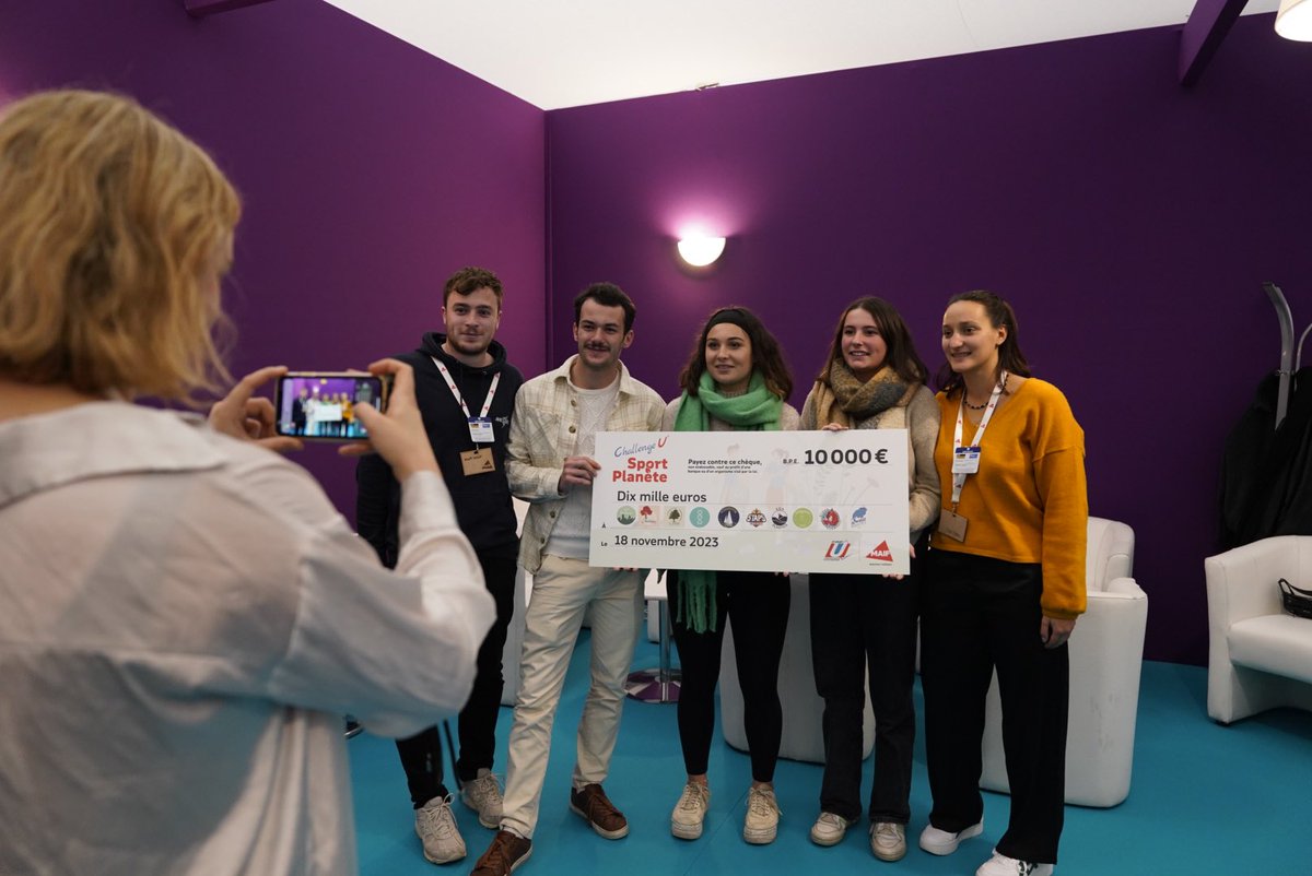 Remise des prix du 2ème Challenge U’Sport Planète, lors du Salon de l’Education, à Paris !🏃🏽‍♀️🌍🌿🏃🏼

🤝 Merci à notre partenaire <a href="/MAIF/">MAIF</a> pour son soutien précieux et son engagement à nos côtés. 

🤝 Merci à l’<a href="/ANESTAPS/">ANESTAPS</a> et @le_RESES pour leur mobilisation et notre collaboration. 1/2