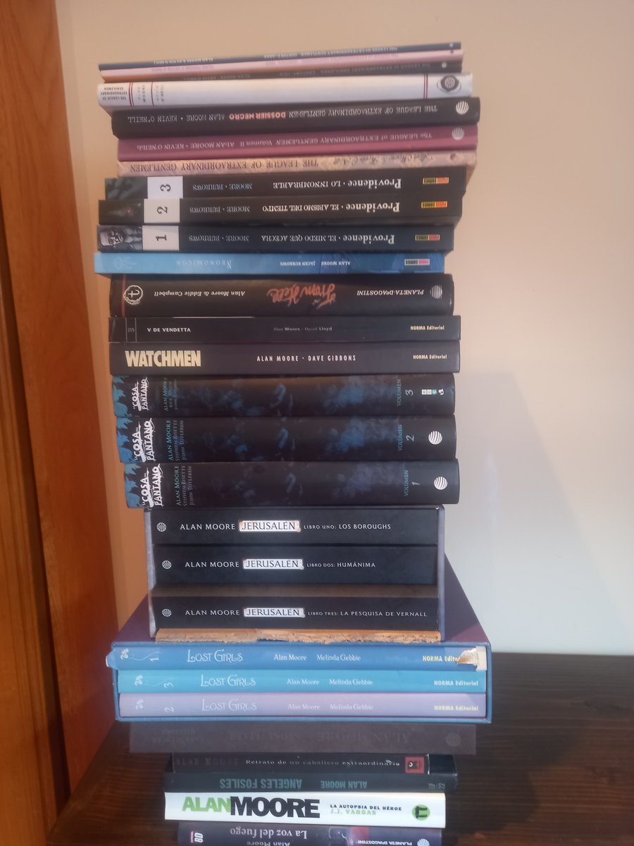 Tuautemmightred's tweet photo. Invoke not reason. In the end it is too small a deity.

18 Novembro, día oficial de Alan Moore, tantas alegrías y un puñado de ladrillos que nos ha dado el mago de Northampton.

Por cuestiones de equilibrio, no salen todos los que tengo, pero valga la imagen de homenaje. https://t.co/Me3JlhiyXn