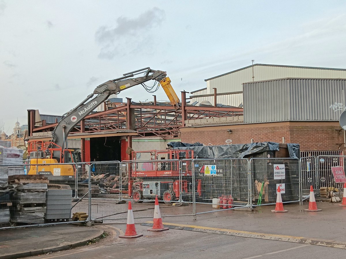 BuildsWeAre's tweet photo. Demolition of former Irish Centre in Digbeth underway in preparation for Tower Leaf a 48fl Res development in this much valued area of the city.
See #Itsyourbuild feature at:
https://t.co/C1NSKWif0q
See map of the development at:
https://t.co/1aChKd7zrt
Photos courtesy @x_brum https://t.co/GCsDCT03IC