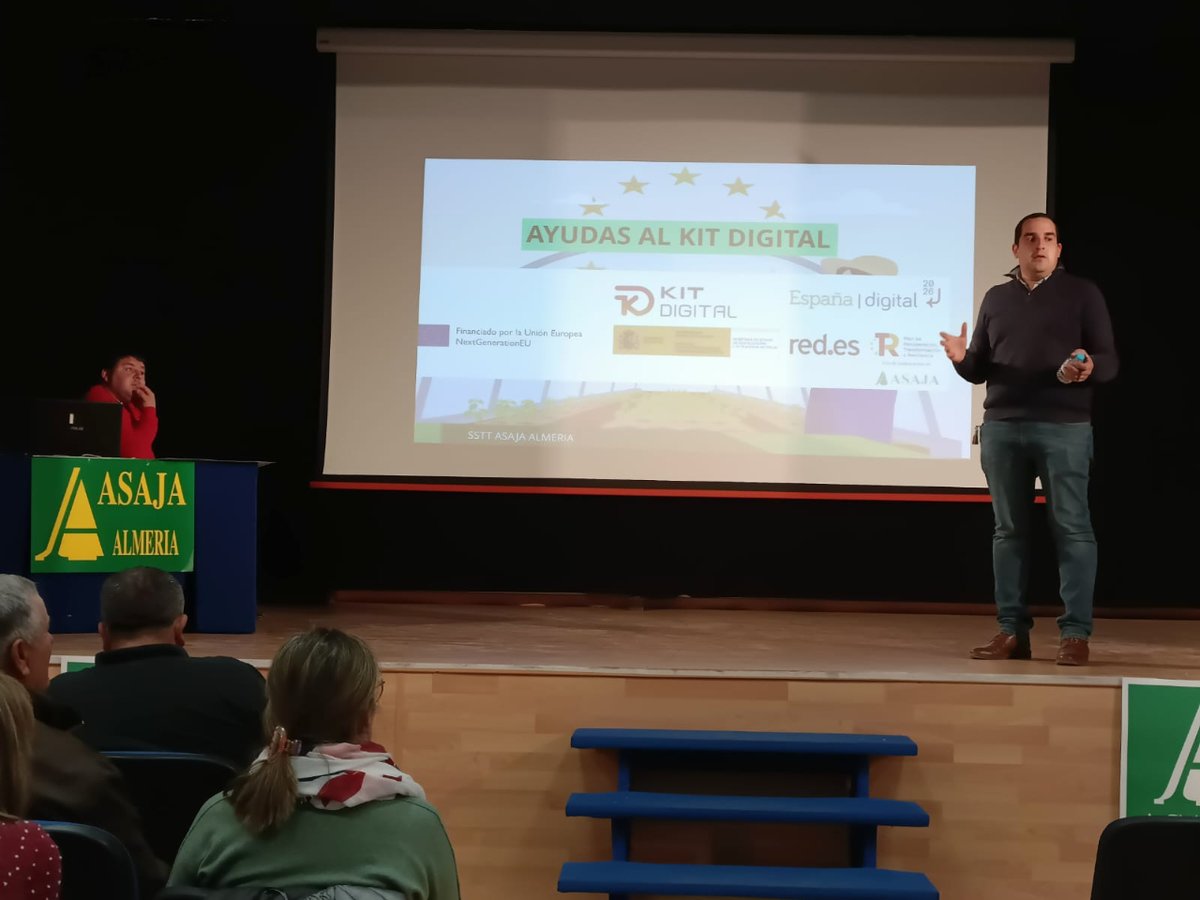 ASAJAAlmeria's tweet photo. Esta semana hemos estado informando a los productores de #Alcontar, en #Hijate de los beneficios que tiene el #KitDigital
#Agricultura #digitalización #Almería https://t.co/1YArFsW50J