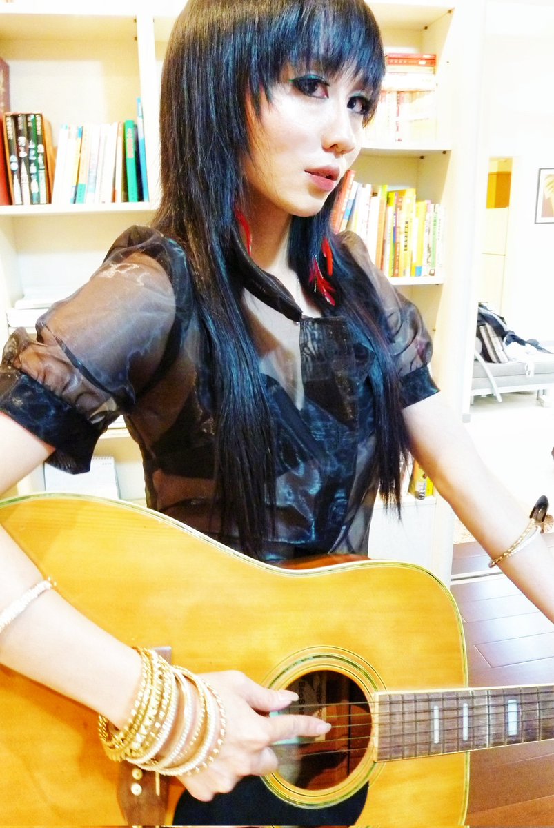 真的變冷了，有多穿點嗎？感謝大家追蹤，按❤️，分享。謝謝唷...
能幫我破萬追蹤嗎？
哈哈哈哈哈哈
#cd #ts #三性 #OL  #crossdresser  #美尻 #美腿 #大腿襪 #吊帶襪 #蕾絲 #絲襪 #偽娘 #變裝  #女装