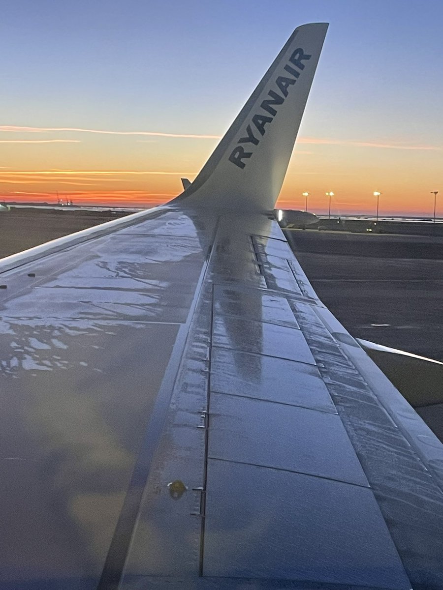 gill_jay's tweet photo. @Ryanair 
From this at 6.50am today at Faro to this at 10am Stansted. 
Can I go back please for the sun???👍🤣 https://t.co/DqdqWtJoxp