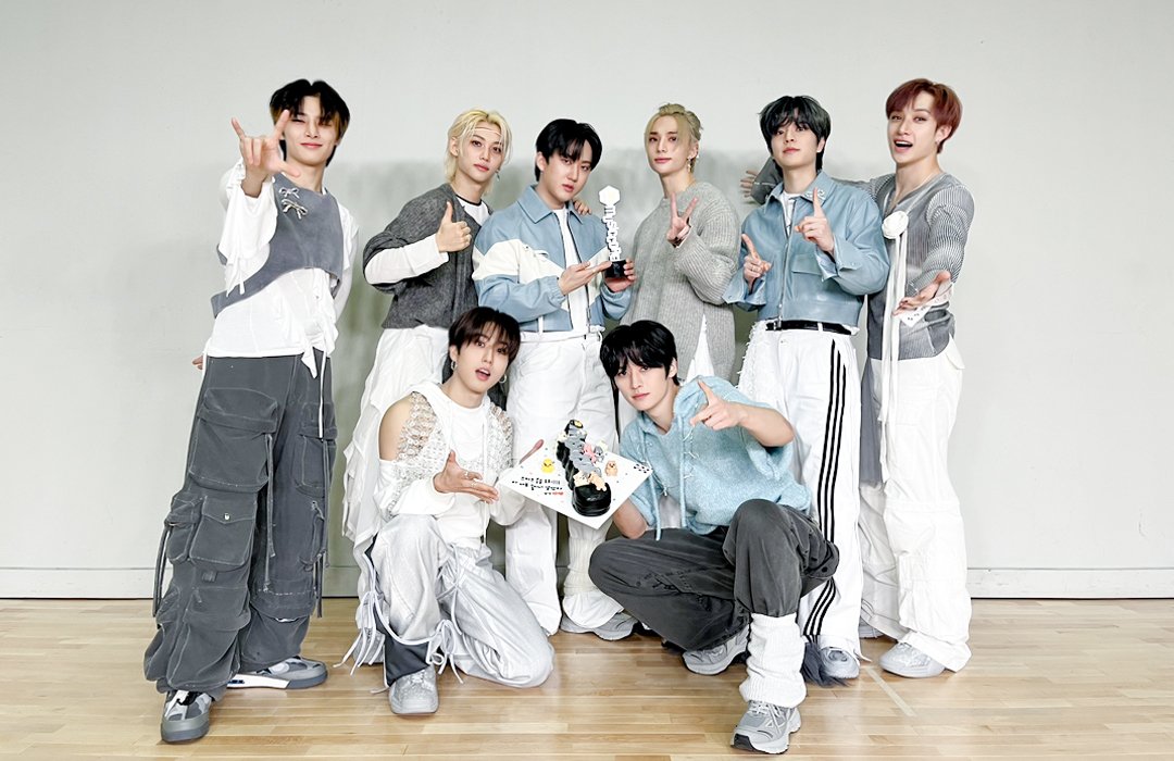 hananoanna_JYP's tweet photo. スキズ1位の可能性あったからケーキ用意しててもしダメだったらスタッフ達で食べるつもりだったなんてウマチュン最高すぎる https://t.co/bnfx4h9pQx
