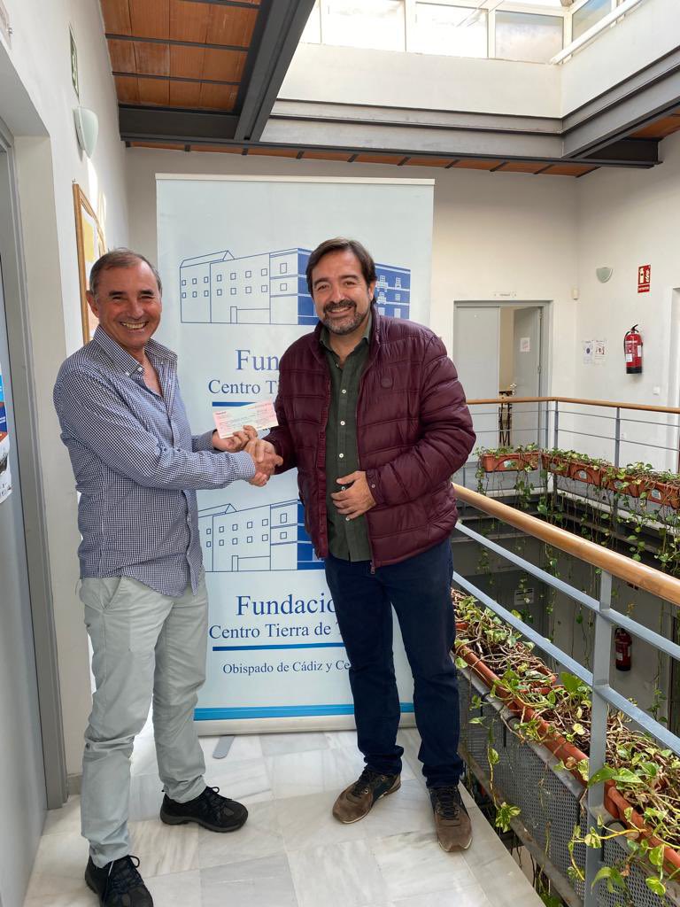 PCadista4Gatos's tweet photo. En este parón, nuestro presidente ha aprovechado para hacer entrega a #fundacióntierradetodos del cheque de lo recaudado en nuestro acto benéfico 2023. Toda ayuda es poca. #cadismo #pc4g #solidaridad https://t.co/yTpEPYEkoE