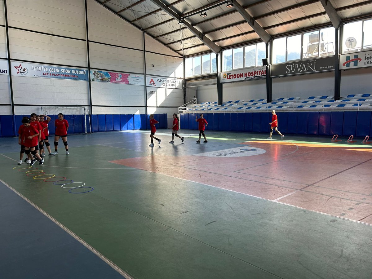 GSB_Mugla's tweet photo. En Yükseğe Sıçramak İçin Antrenmanlara Devam Et…

Voleybol 🏐 

Gsb Spor Okulları Voleybol performans sporcularımız antrenörlerimiz eşliğinde müsabakalara hazırlanıyor.

📌Fethiye Gençlik ve Spor İlçe Müdürlüğü https://t.co/bqK128baEz