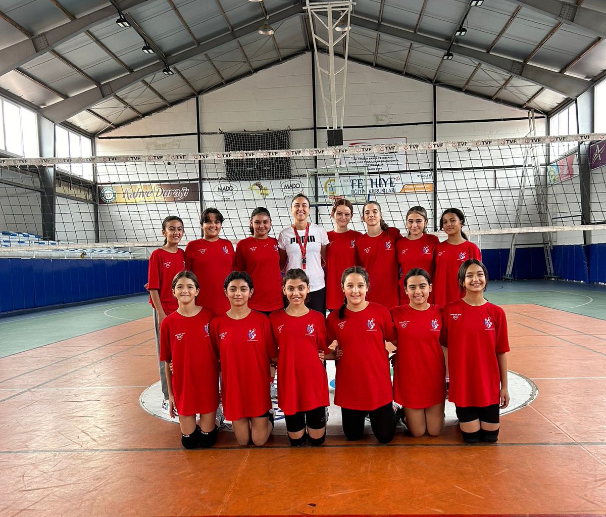 GSB_Mugla's tweet photo. En Yükseğe Sıçramak İçin Antrenmanlara Devam Et…

Voleybol 🏐 

Gsb Spor Okulları Voleybol performans sporcularımız antrenörlerimiz eşliğinde müsabakalara hazırlanıyor.

📌Fethiye Gençlik ve Spor İlçe Müdürlüğü https://t.co/bqK128baEz