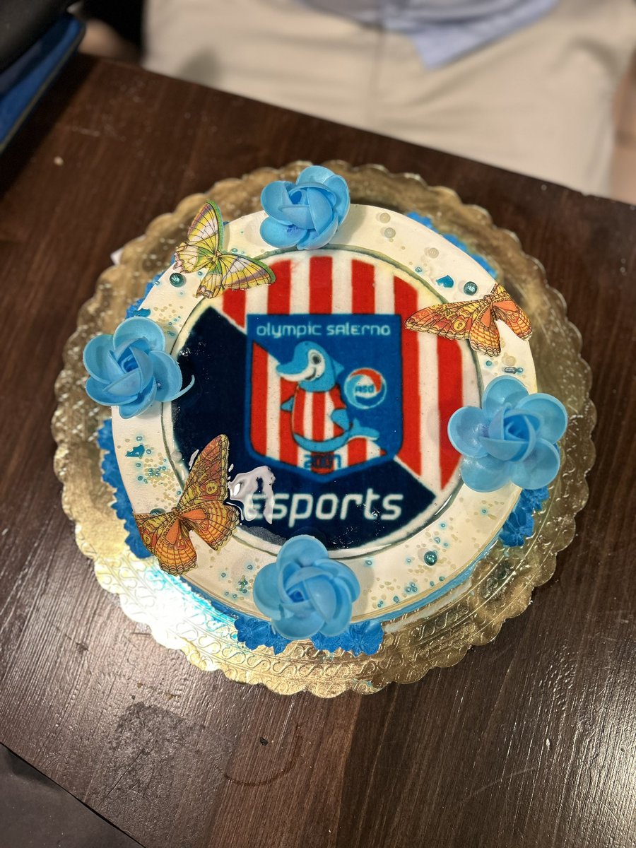 C’è chi esce dal club e c’è chi esce con il club 👀🤭. 10 del team riuniti, in un’unica grande tavolata… ci mancava solo un portiere e potevamo startare una partita di competizione 🔥. Un gruppo unico, una famiglia ❤️, grazie mille per la splendida serata ragazzi 🙌🫶