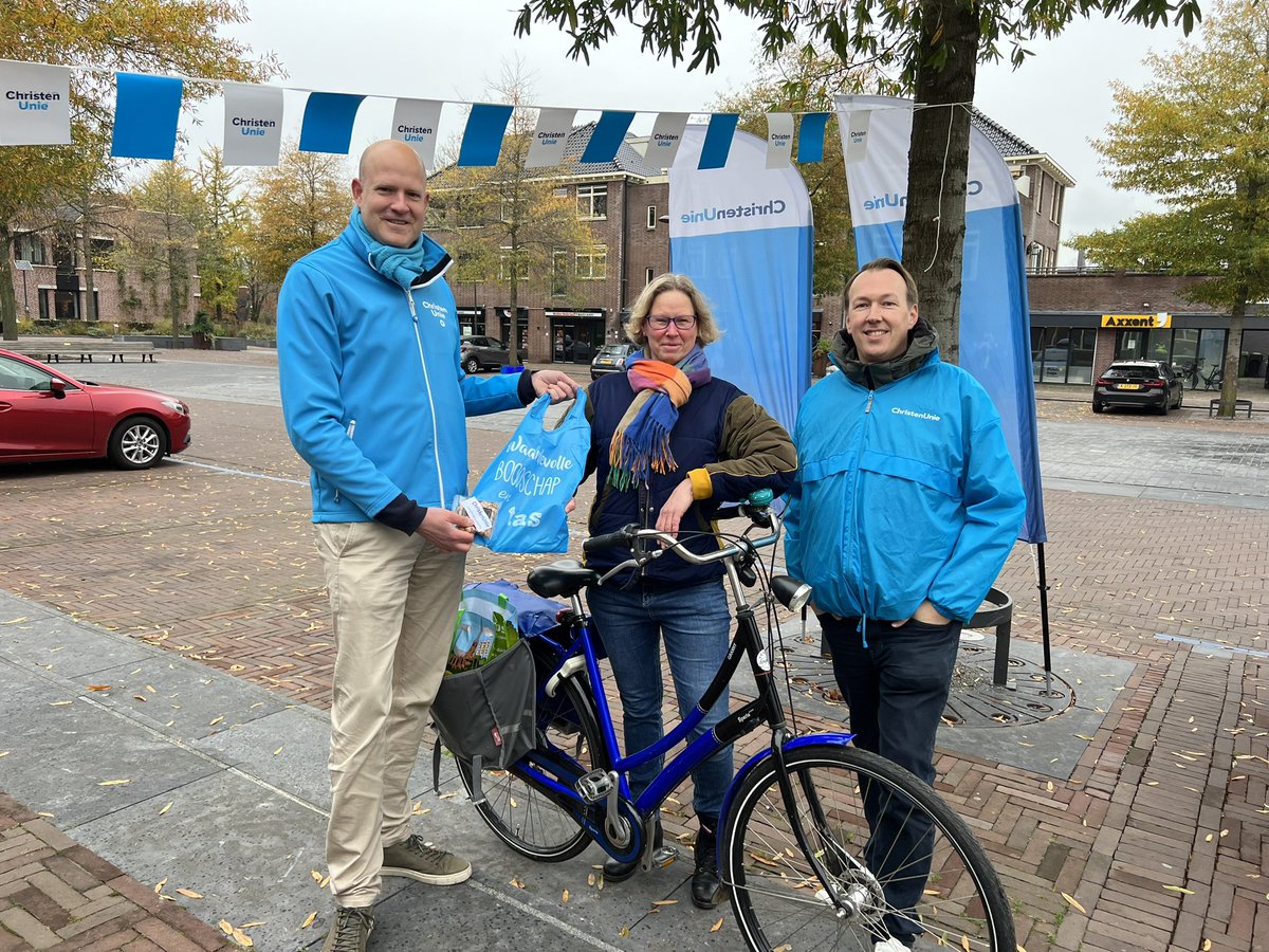 De eerste boodschappentas uitgedeeld met <a href="/Ronald_Ermelo/">Ronald van Veen</a> en <a href="/Iwan_Broek/">Iwan van den Broek</a> #teamcu