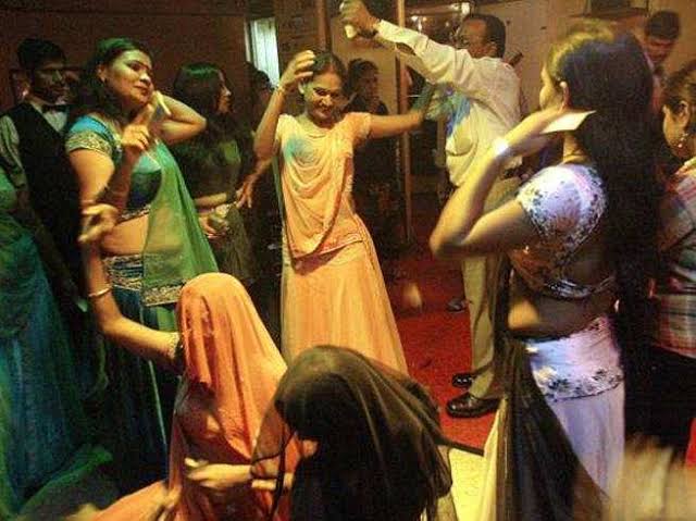 नवी मुंबई के नेरुल में एक रेस्तरां सह बार में अश्लील कृत्य में लिप्त होने के आरोप में 11 महिला वेटर और गायिका सहित 31 व्यक्तियों के खिलाफ पुलिस ने एक मामला दर्ज किया है.
#MumbaiCrime #NaviMumbai #NaviMumbaiPolice #NaviMumbaiOrchestraBar #OrchestraBar #RaidinOrchestraBar