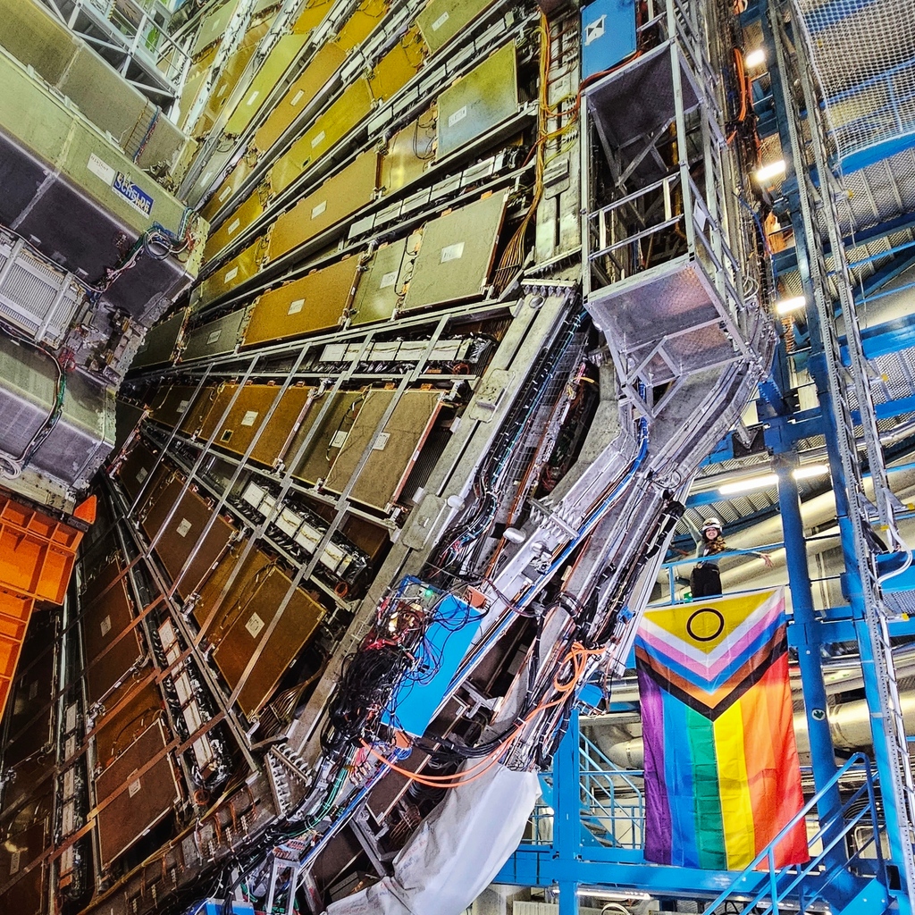 ATLASexperiment's tweet photo. Happy LGBTQ+ in STEM Day!🏳️‍🌈🏳️‍⚧️

The ATLAS Collaboration at @CERN proudly celebrates the incredible diversity of its scientific community. We are committed to improving the recognition and representation of the LGBTQ+ community in science – today and every day! #LGBTSTEMday https://t.co/r2yOWAZnhO