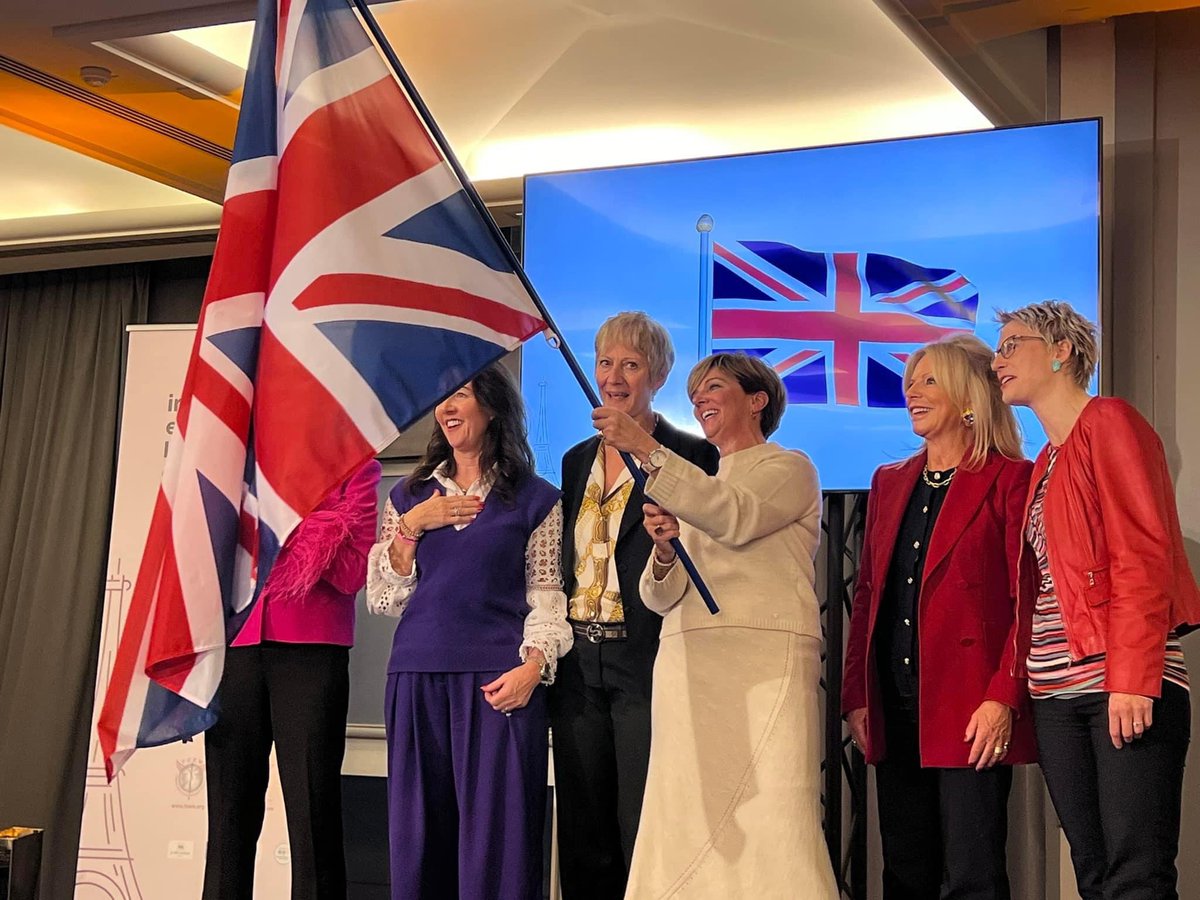 WORLD CONGRESS FLAG CEREMONY ON LAST DAY! 
🇬🇧🇫🇷🇬🇸🇿🇦🇸🇸🇰🇷🇩🇪🇪🇸🇮🇹🇵🇹…
73 Countries attending!  Lovely to see the BAWE ambassadors all on stage representing the UK! 🇬🇧

#FCEM #BAWE #GlobalNetwork