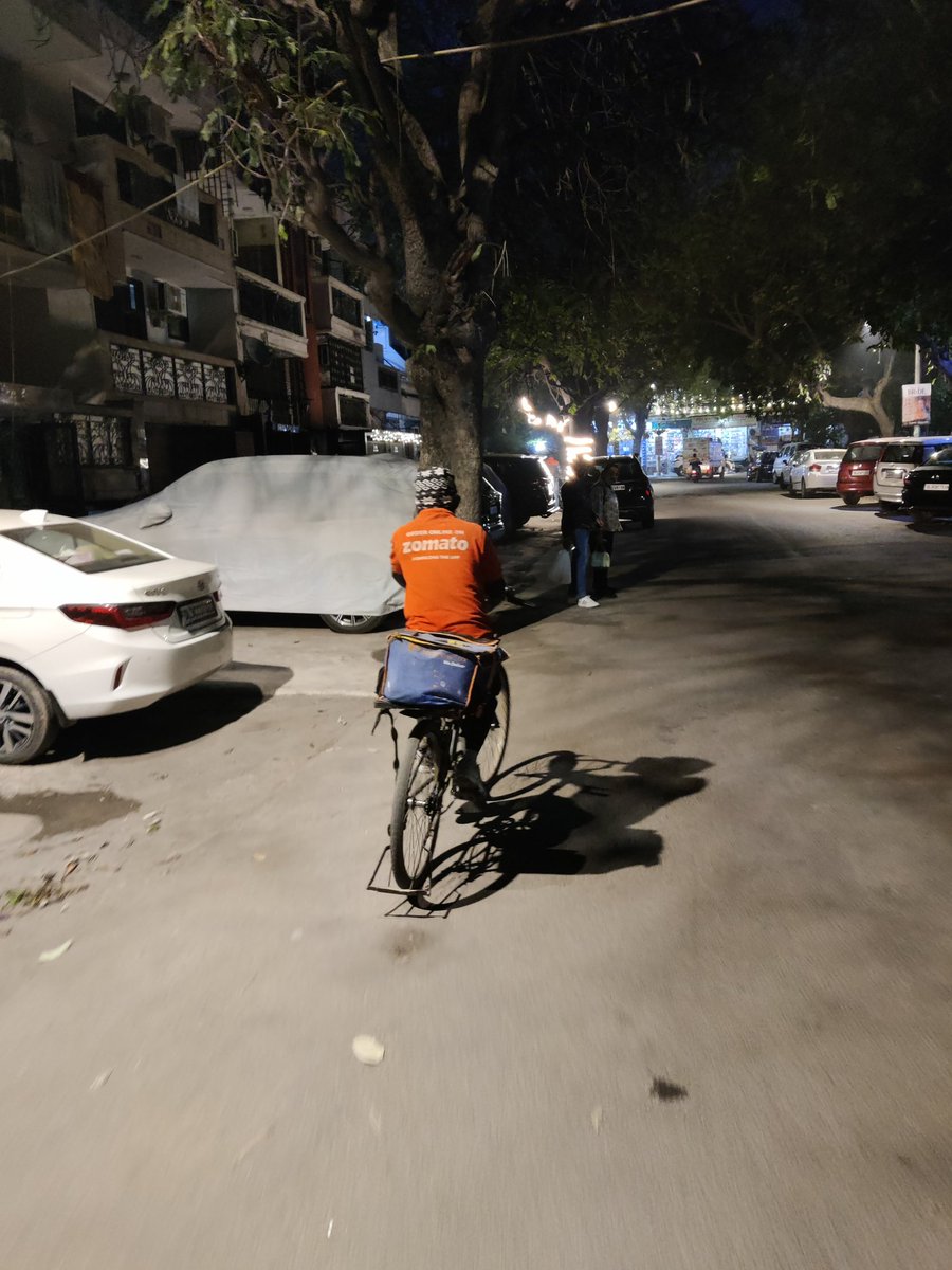 Meet the CYCLISTS 🤩

No fancy jerseys, no special shoes, no modified handle bars, simply using BICYCLE as it is meant for i.e. Mode of Transportation. 

#cycletocommute #bicyclecitizens #RoadSafety #streetsforpeople #bicyclemayordelhi @ANI @TOIDelhi @htTweets @IndianExpress