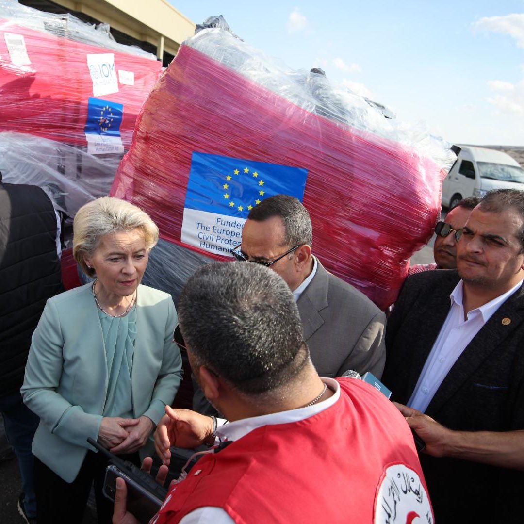 vonderleyen's tweet photo. As Team Europe, we are the largest aid donor to the Palestinian people.
I thank Egypt for working to get this humanitarian aid to Gaza via Rafah.
It’s a much needed lifeline to civilians in Gaza. https://t.co/RIGKcWBi1K