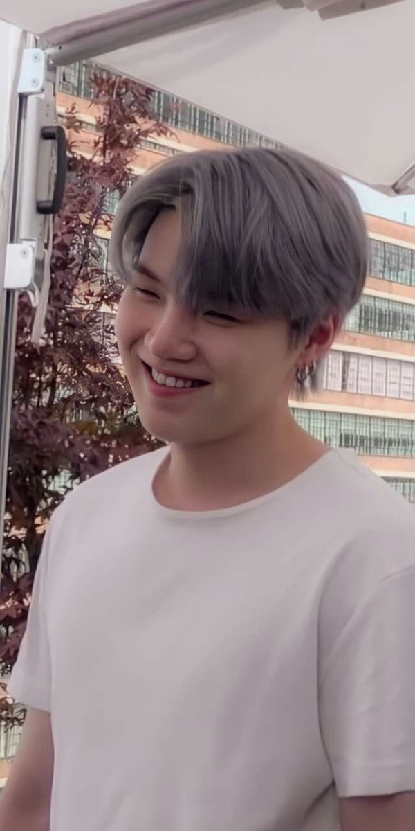 보스님... 일 끝나고 집 왔더니 연하 애기 자고 있는거 보고 입동굴 보이면서 웃음...