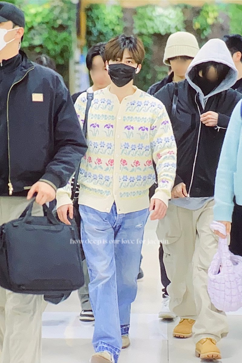 𝘩𝘰𝘸 𝘥𝘦𝘦𝘱 𝘪𝘴 𝘰𝘶𝘳 𝘭𝘰𝘷𝘦. tweet media