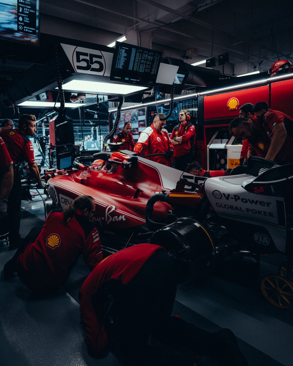 ScuderiaFerrari's tweet photo. Step inside our garage in Las Vegas 😎📸

#F1 #LasVegasGP 🇺🇸 https://t.co/EuwnMbECJ6