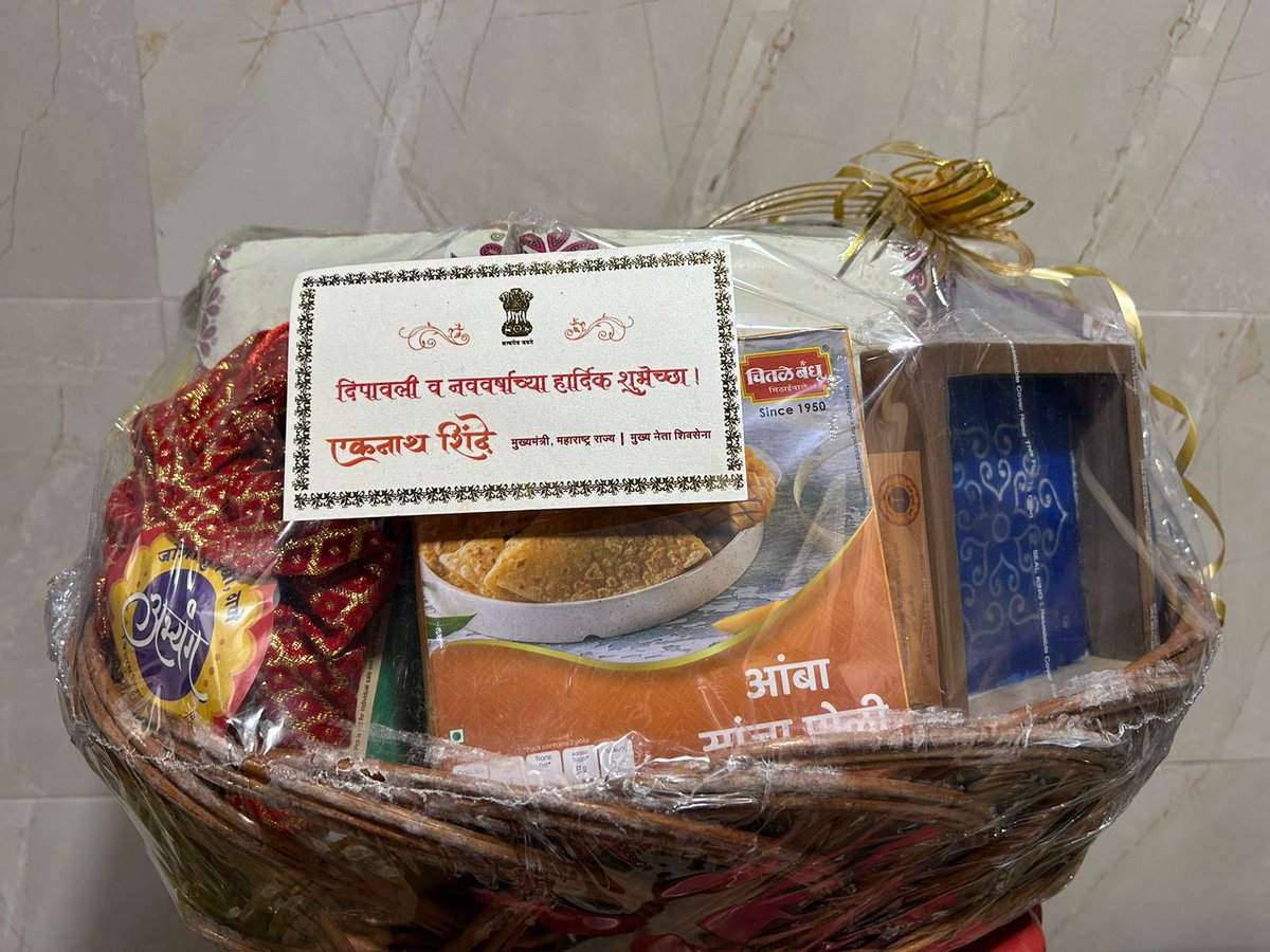 ganeshmpandey's tweet photo. Thank you so much CM Shri @mieknathshinde ji for this lovely beautiful and traditional gift 🎁 of Diwali 🪔 Happy Diwali to you sir blessed 😇 to be remembered by you #HappyDiwali https://t.co/zDDW227tis