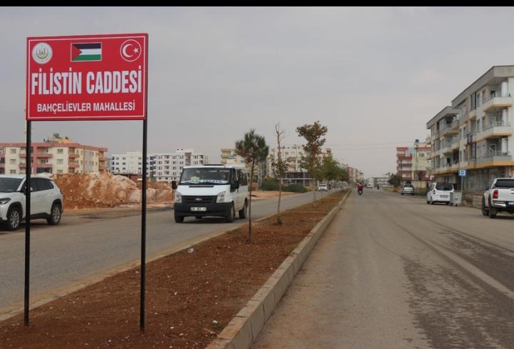 Mardin'in Midyat ilçesinin un uzun caddesi olan Mezarlık Caddesi'nin ismi, Belediye Meclisi kararıyla 'Filistin Caddesi' olarak değiştirildi.