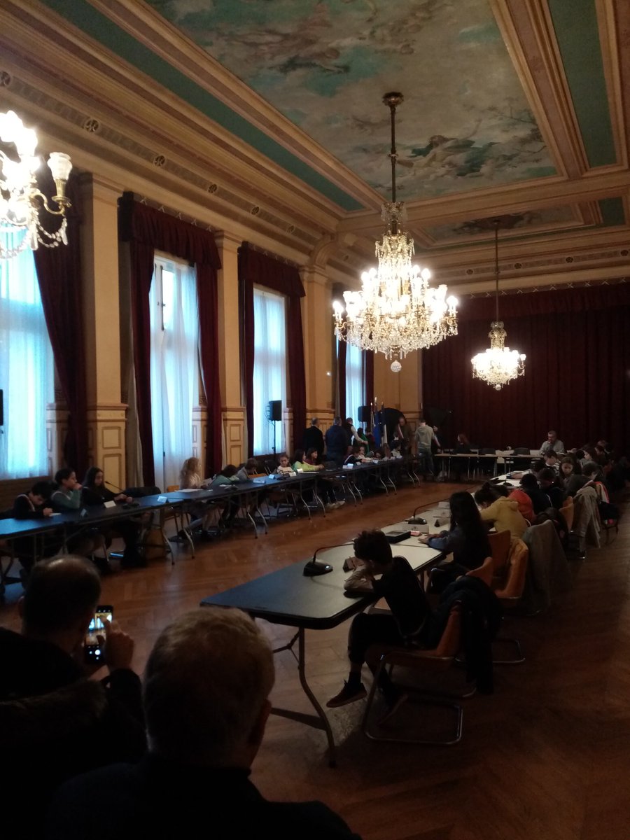 Installation du Conseil municipal des enfants et remise ses écharpes bleu blanc rouge aux nouveaux conseillers du CME de <a href="/Montrouge92/">Ville de Montrouge</a>. Félicitations !