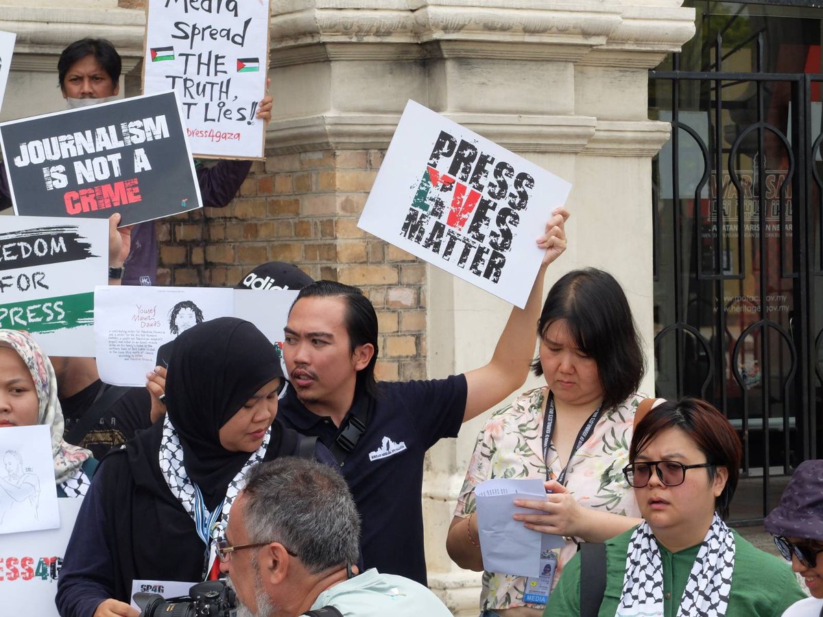 CIJ_Malaysia's tweet photo. Journalists are people too. 

#SavePress4Gaza https://t.co/NLi0atazNL