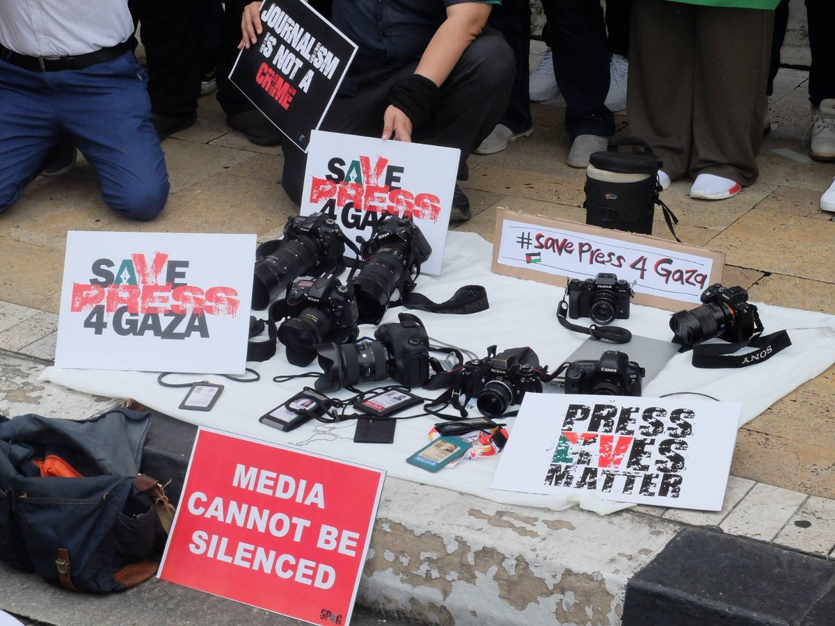 CIJ_Malaysia's tweet photo. Journalists are people too. 

#SavePress4Gaza https://t.co/NLi0atazNL