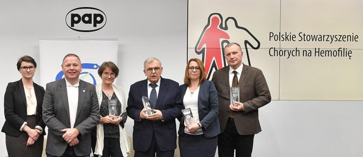 PSCHofficial's tweet photo. Dzięki takim lekarzom i ekspertom, których możemy zobaczyć na zdjęciu,  życie wielu pacjentów zyskało nową nadzieję, a ich codzienne wyzwania stają się łatwiejsze do pokonania. #hemofilia #psch #nagradzamy #lekarze #eksperci #zyciezhemofilia https://t.co/cAjWXOCHsn