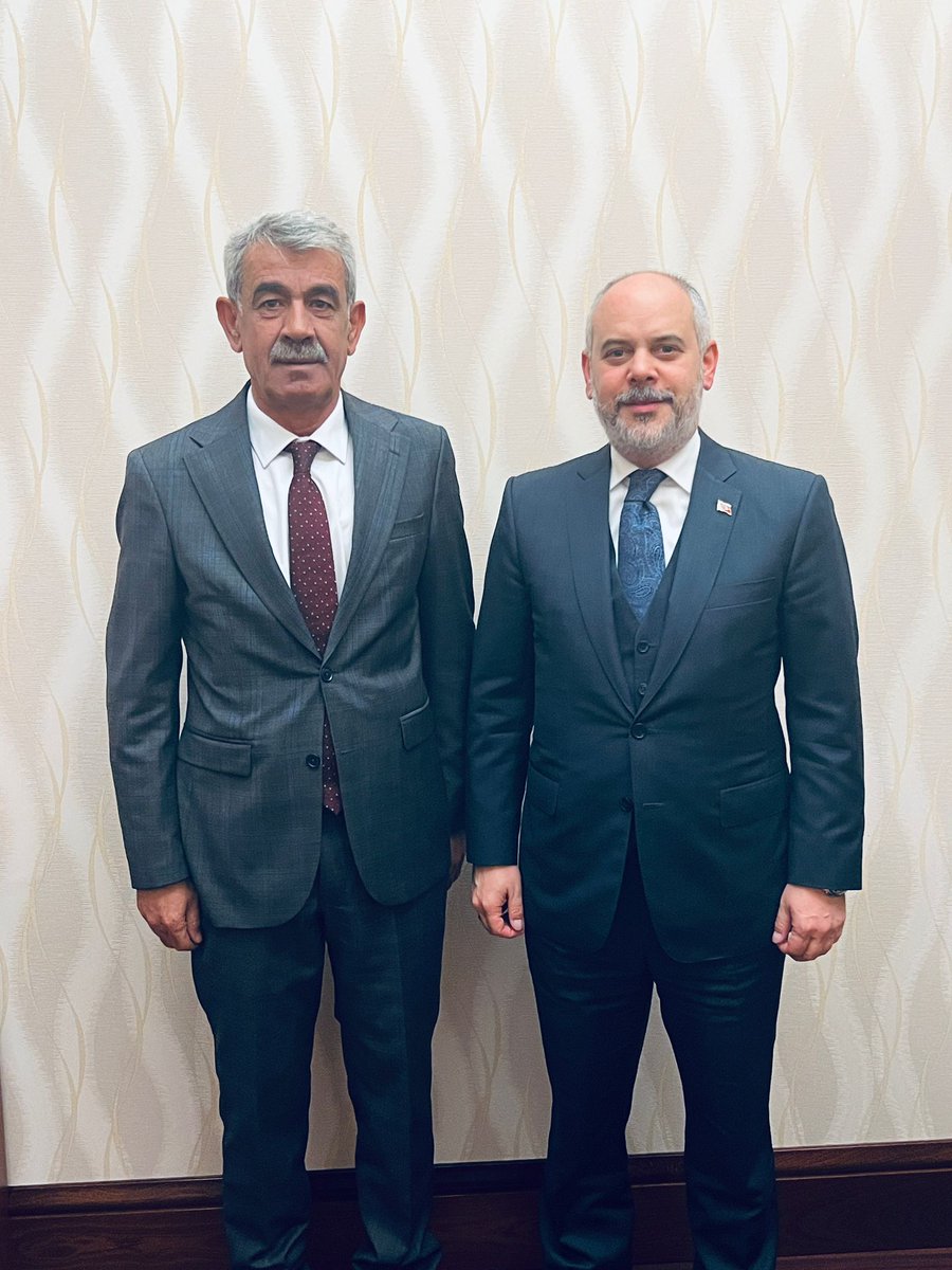 Cumhurbaşkanı Dış Politika ve Güvenlik Başdanışmanı Büyükelçi Akif Çağatay Kılıç bakanımızı ziyaret ettik. Uzun yıllardır desteğini ve ilgisini esirgemeyen aile dostumuz kıymetli bakanıma teşekkür ederim. 

Değerli bakanıma zor dönemde üstlendiği yeni görevinde başarılar dilerim.