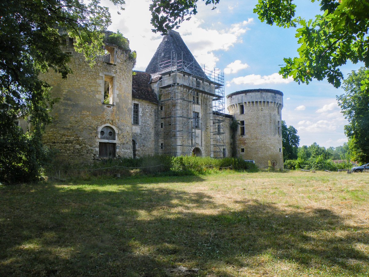 julienmarquis89's tweet photo. Le légendaire château de Laxion en Dordogne est à la vente en exclusivité chez @AntiquairesImmo ! Château en péril, parmi les plus emblématiques du département, cherche un nouveau propriétaire qui pourra porter un ambitieux projet de restauration. Infos 👉 https://t.co/DUxw1s4sbZ https://t.co/qRnGYCkrWZ