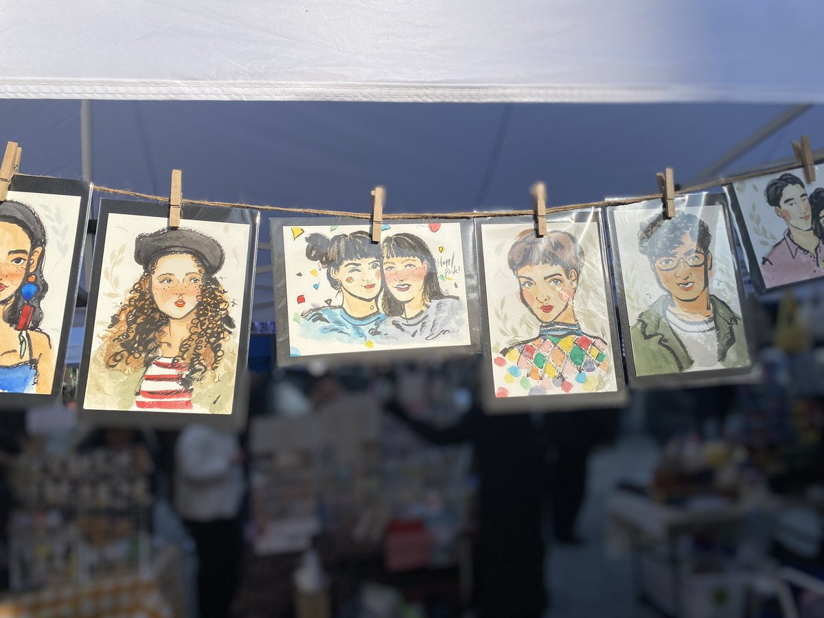 내일 1-8시 홍대입구역 8번 출구 근처에서 초상화를 그려요! 놀러오세요🥰✨ 아마도 올해 마지막 야외 초상화! 📍서울 마포구 어울마당로 132