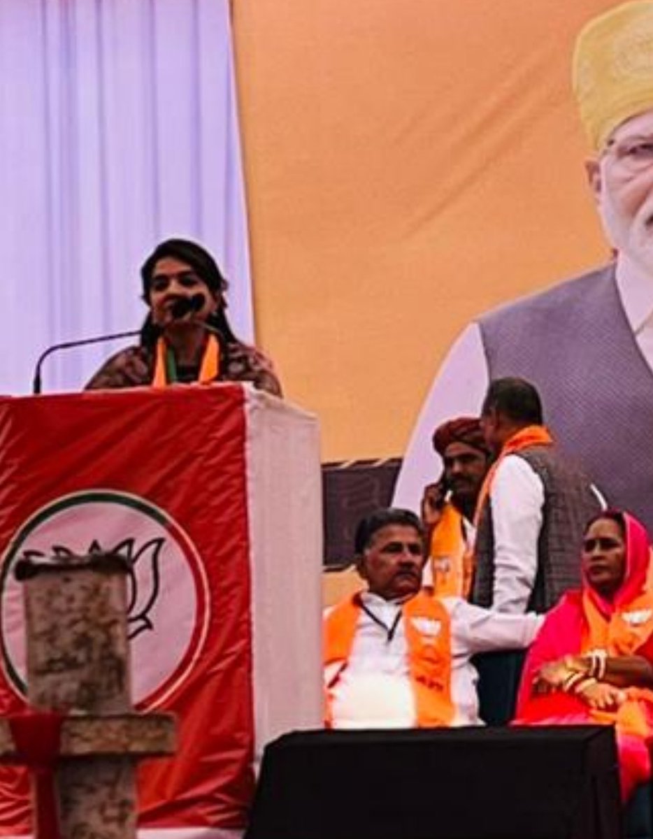 ShainaNC's tweet photo. Election fever. Campaigning for #Chottu singh ji in Jaisalmer #RajasthanElections2023 highlights of all the schemes of @PMOIndia @narendramodi @AmitShah @JPNadda @VasundharaBJP @gssjodhpur @KumariDiya @ArunSinghbjp #Rajasthan https://t.co/J45LKdx964