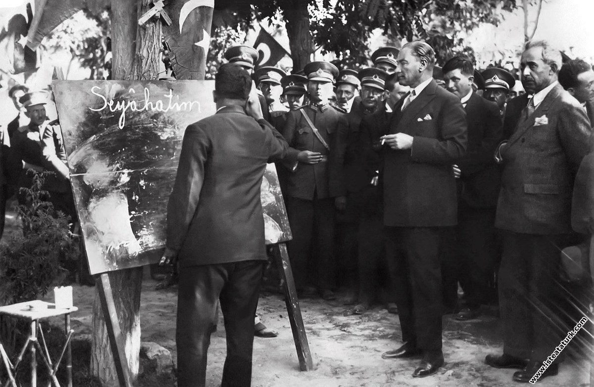 Mustafa Kemal Atatürk, Kayseri'de kara tahta başında yeni harfleri vatandaşlara öğretirken. 

20 Eylül 1928