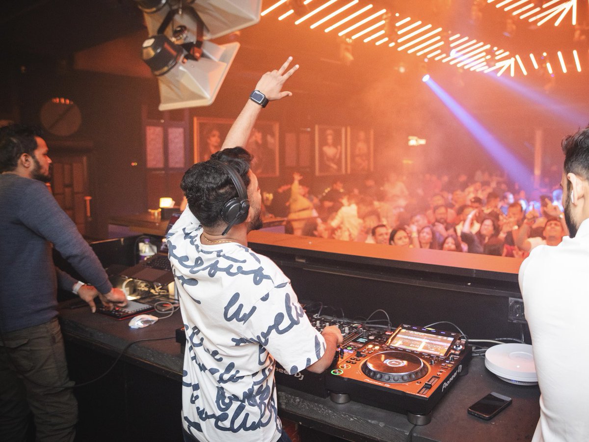 djsahilnrg's tweet photo. Vibes too high ⚡
#djsahilnrg
@hammerzznightclub
📸: @_melchy_p.h.y
#nightout #nightlife #dj #djlife #djsahil #club #luxury #luxurylifestyle #liesure #party #goanightlife #lifestyle #music #partytime #groove #goa #comercial #comercialmusic #housemusic #clubbing #weekend https://t.co/OWniJuHPlt