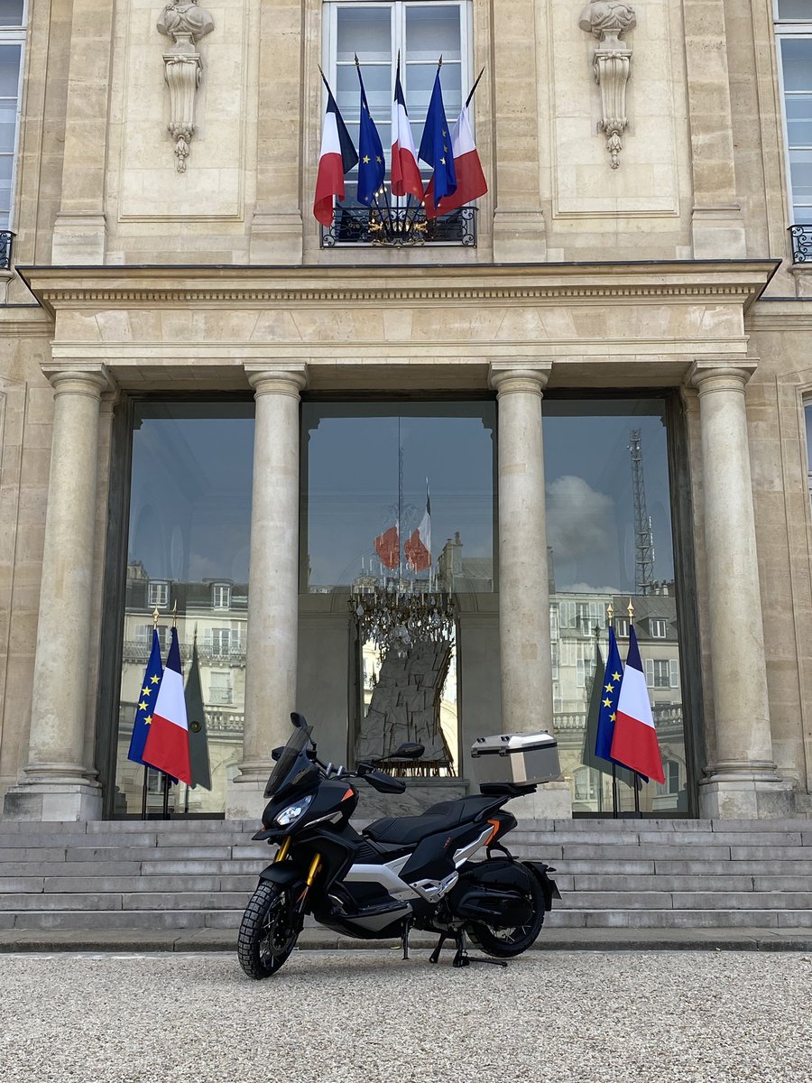 Peugeot est fier d’être partenaire de la mobilité du Palais de l’Elysée. Notre tout nouveau maxi-scooter Peugeot XP 400, et le 3-roues Peugeot Metropolis, renforcent désormais l’offre de mobilité mise à disposition du Palais de l’Elysée