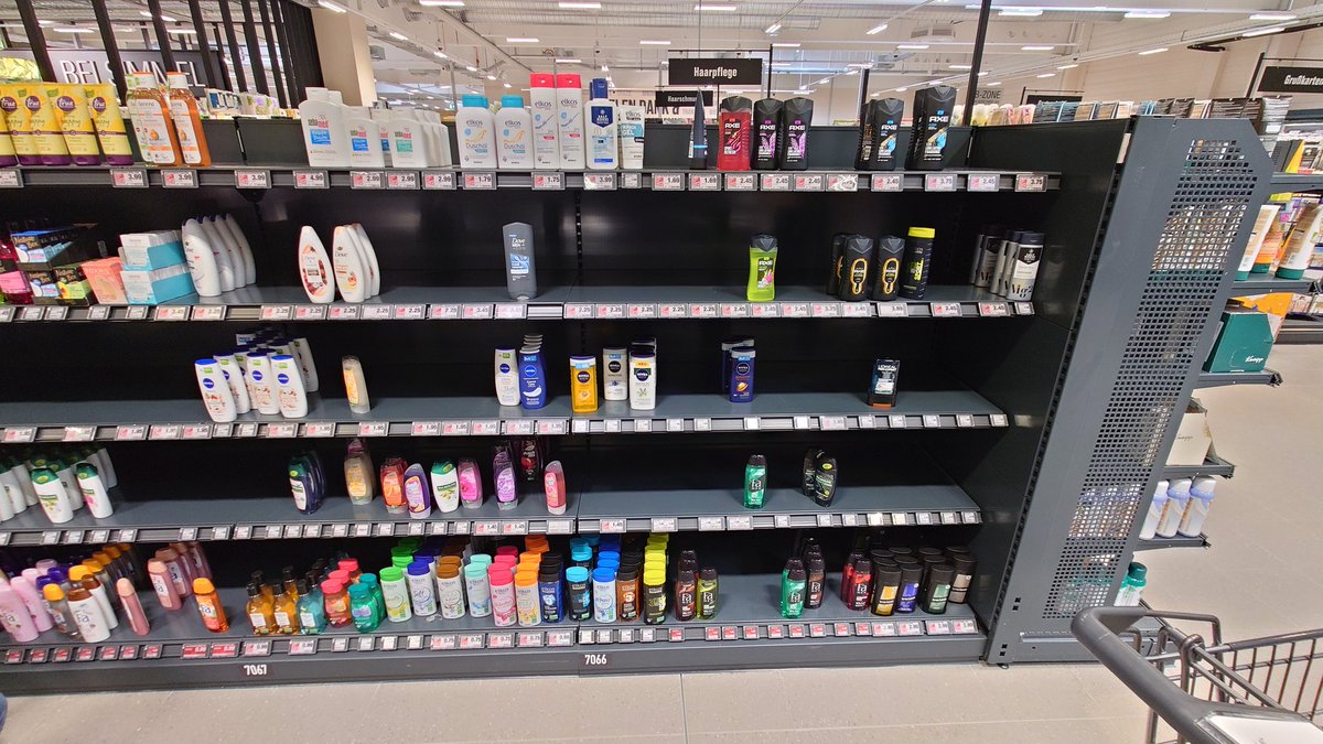 Roedertaler's tweet photo. @Hefeweizen @KarlHei36828896 Bei uns im Edeka geht das schon seit Monaten, seit Anfang des Jahres so. Und seit jeher die gleiche Begründung: Streik in den Warenlagern. Streik seit 8 Monaten... 😆 https://t.co/gfJGDDRpKr
