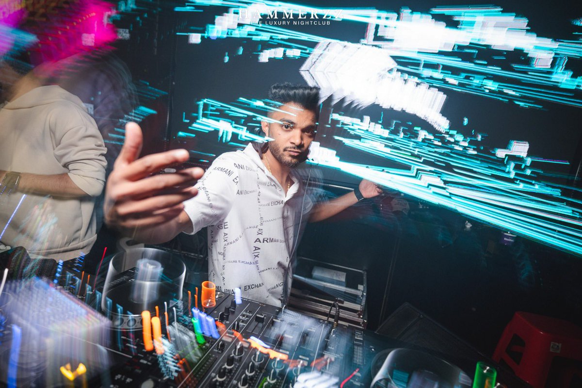 djsahilnrg's tweet photo. Party never settles!⚡
#djsahilnrg
@hammerzznightclub
📸: @_melchy_p.h.y
#nightout #nightlife #dj #djlife #djsahil #club #luxury #luxurylifestyle #liesure #party #goanightlife #lifestyle #music #partytime #groove #goa #comercial #comercialmusic #housemusic #clubbing https://t.co/0lZOgpEKml