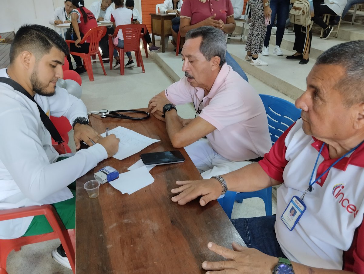 IncesApure1's tweet photo. #19Nov Trabajadores del Inces en #Apure fueron beneficiados en un operativo Médico Asistencial en la Gerencia regional.

#AprendeLaTécnica https://t.co/Tt9mj2duMs