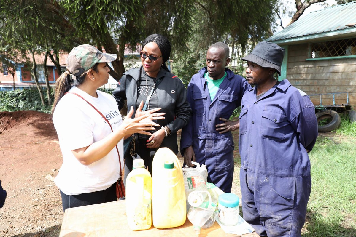 Mazingira yetu Org is honoured to have hosted Dr. <a href="/MumbaMusondam/">Dr. Musonda Xoliswa Mumba</a> , Secretary General <a href="/RamsarConv/">Convention on Wetlands</a> in Kibera. She came to see River Mutoine clean up, Taka ni Pato enterprise &amp; community toilets. She was accompanied by Kibera environment officer  &amp; Aru Varsani 
<a href="/mazingirayetu/">Sam Dindi, HSC.</a>
