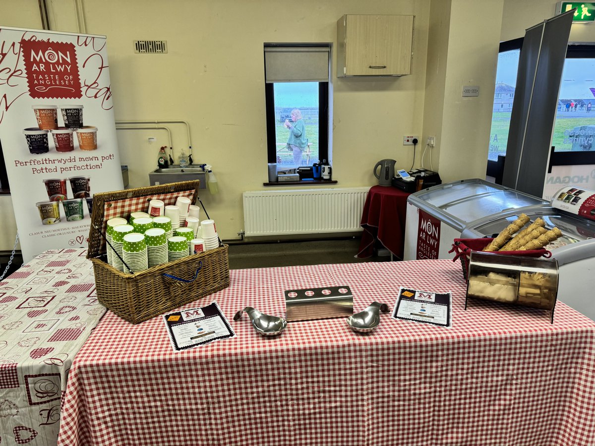 monarlwy's tweet photo. ‘Da ni’n barod hefo’r hufen iâ! Dewch draw i ‘Steddfod Ffermwyr Ifanc Cae Sioe Môn heddiw ma!

We're ready with the ice cream! Come along to the Môn Showground Young Farmers' Eisteddfod today!

#YFC #FfermwyrIfanc #YoungFarmers https://t.co/VJgAcPztUN