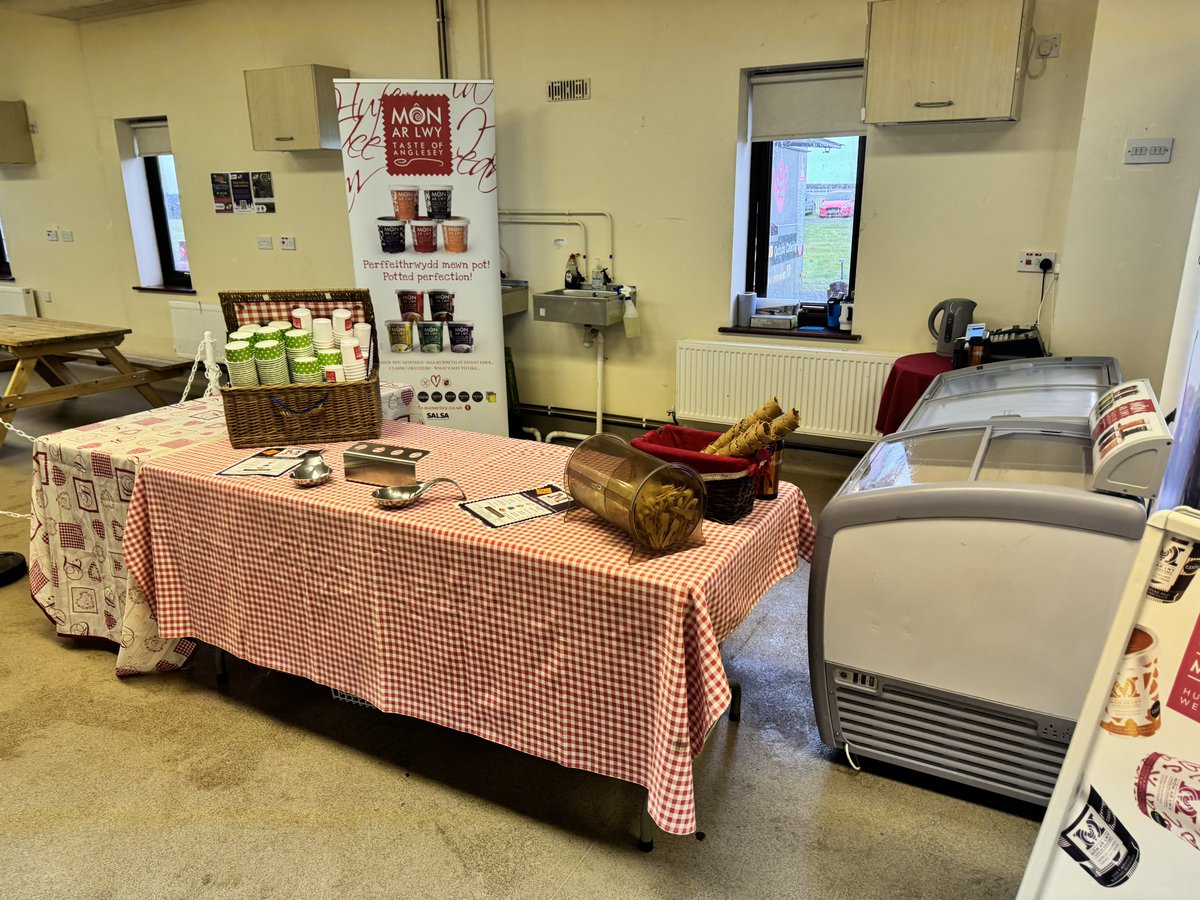 monarlwy's tweet photo. ‘Da ni’n barod hefo’r hufen iâ! Dewch draw i ‘Steddfod Ffermwyr Ifanc Cae Sioe Môn heddiw ma!

We're ready with the ice cream! Come along to the Môn Showground Young Farmers' Eisteddfod today!

#YFC #FfermwyrIfanc #YoungFarmers https://t.co/VJgAcPztUN