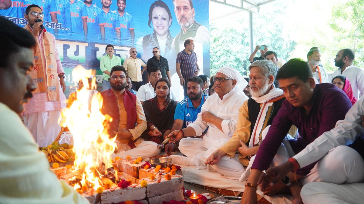 VKSingh_Amethi's tweet photo. उत्तर प्रदेश कॉंग्रेस मुख्यालय में प्रदेश अध्यक्ष श्री @kashikirai जी के साथ तमाम कांग्रेस जनों ने महायज्ञ में आहुति देते हुए की टीम #INDIA के जीत के पूजा अर्चना किया।

@DeepakSinghINC 
#WorldCup2023 https://t.co/ON1Cp0XMjT