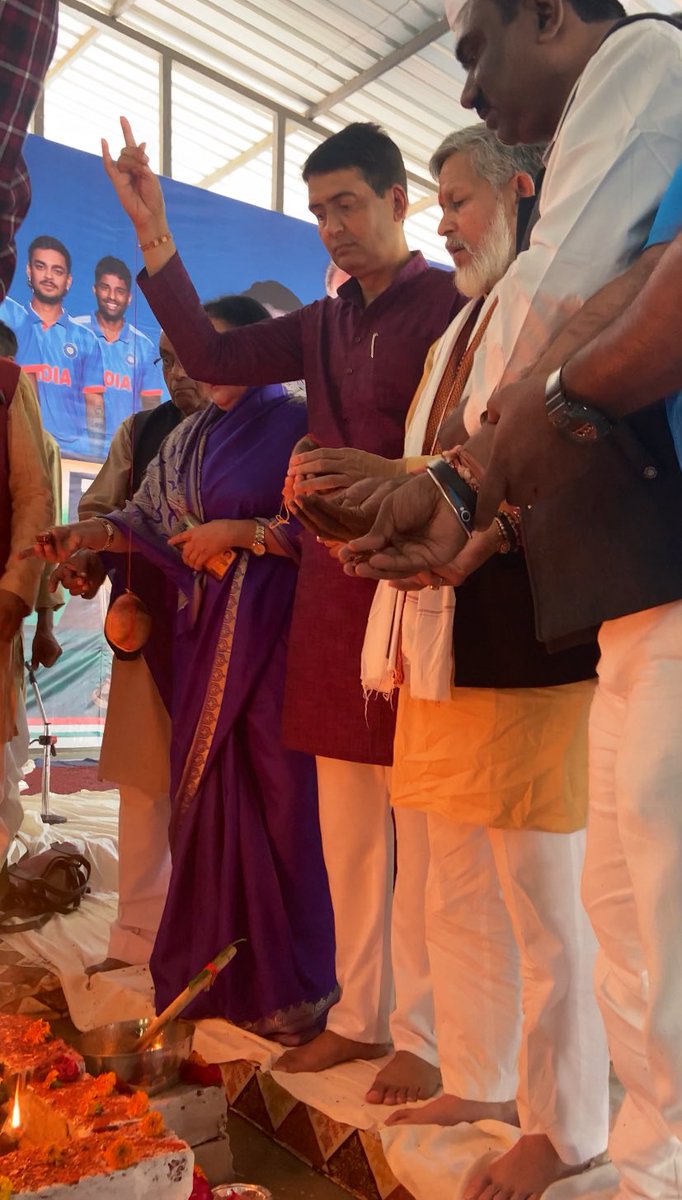 VKSingh_Amethi's tweet photo. उत्तर प्रदेश कॉंग्रेस मुख्यालय में प्रदेश अध्यक्ष श्री @kashikirai जी के साथ तमाम कांग्रेस जनों ने महायज्ञ में आहुति देते हुए की टीम #INDIA के जीत के पूजा अर्चना किया।

@DeepakSinghINC 
#WorldCup2023 https://t.co/ON1Cp0XMjT